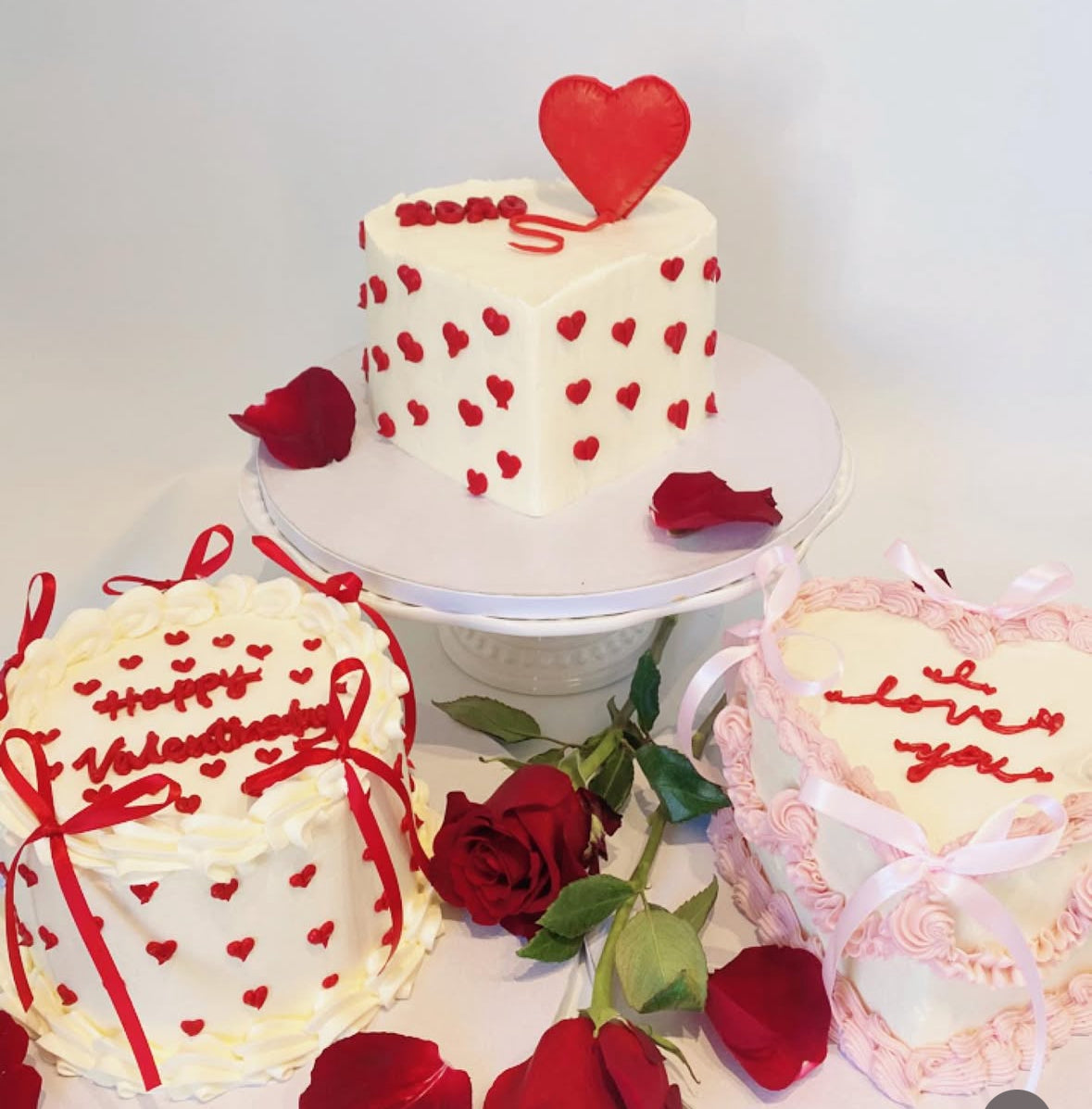 6” Round cake with Mini heart
